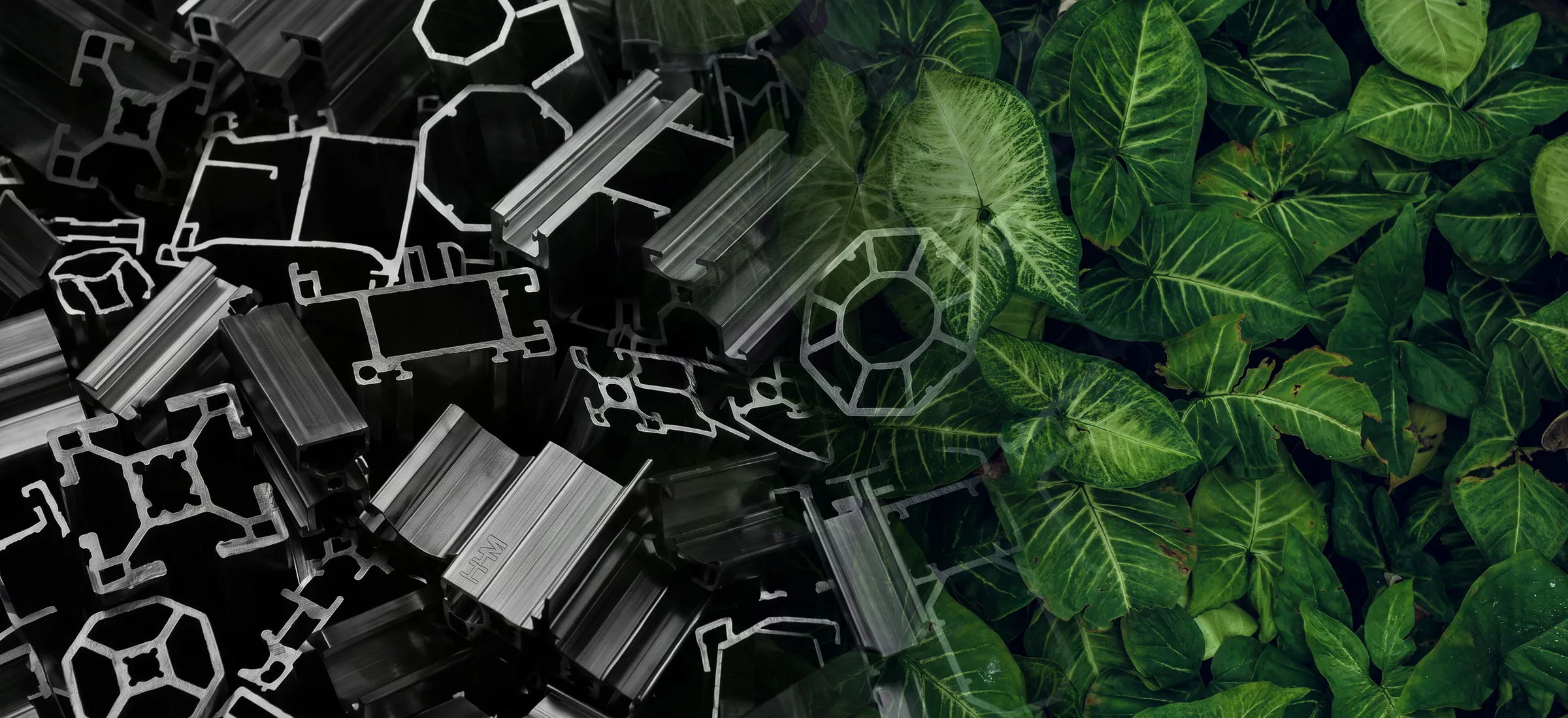 Yeşil yapraklar arasında duran alüminyum profiller